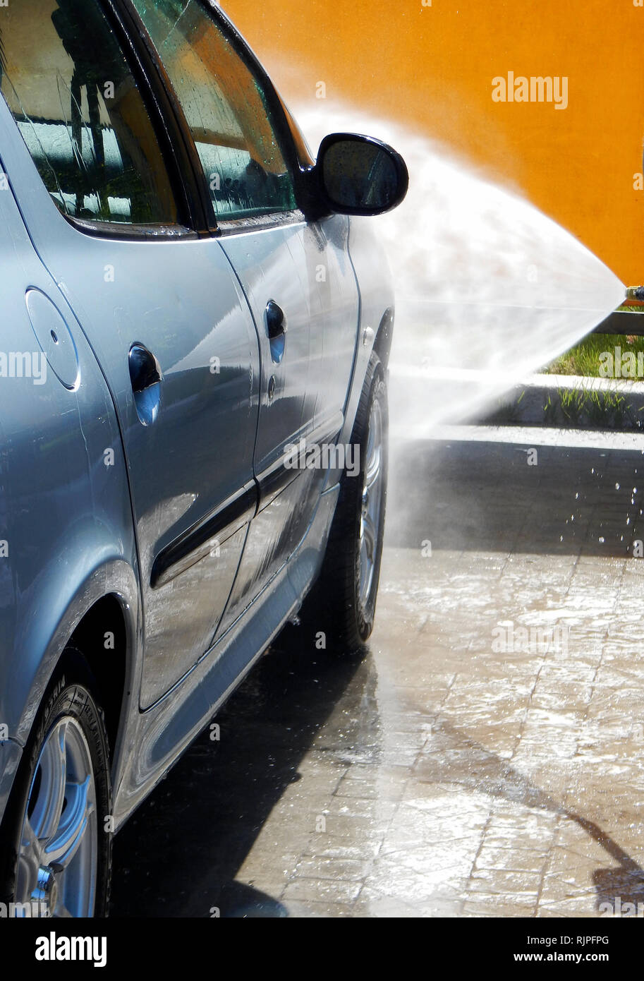 Arandela de chorro de agua de alta presión en el proceso de lavado de automóvil Foto de stock