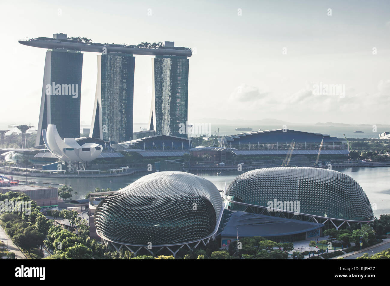 Singapur Esplanade Theatres on the Bay cerrar detalles arquitectónicos vista aérea en elegantes colores retro Foto de stock