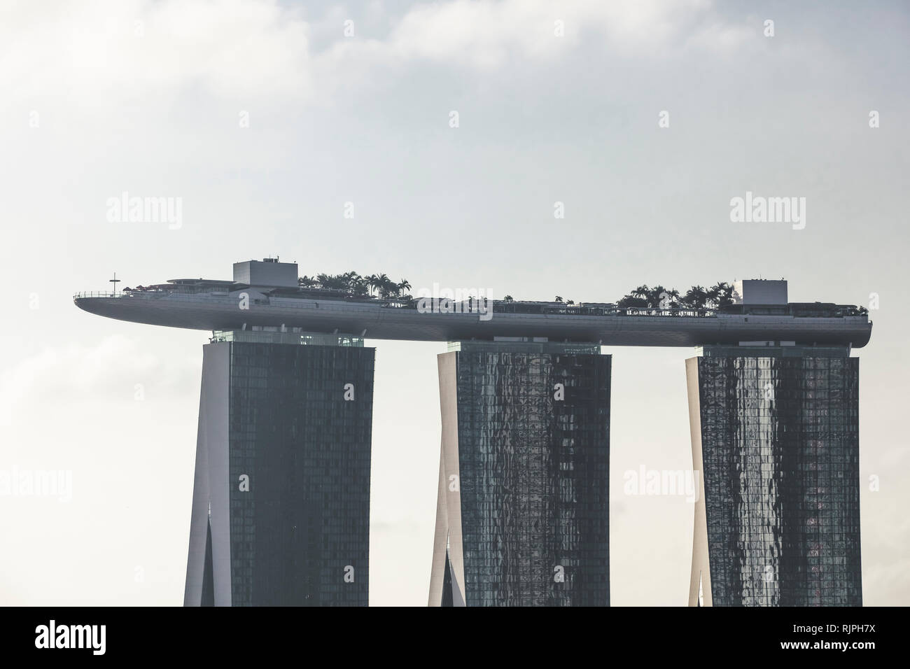 Singapur Marina Bay Sands Hotel y Esplanade Theatres on the Bay cerrar detalles arquitectónicos vista aérea durante el claro cielo de día Foto de stock