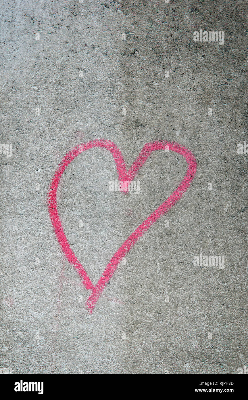 Un corazón de tiza Rosa dibujado sobre una pared gris Fotografía de stock -  Alamy