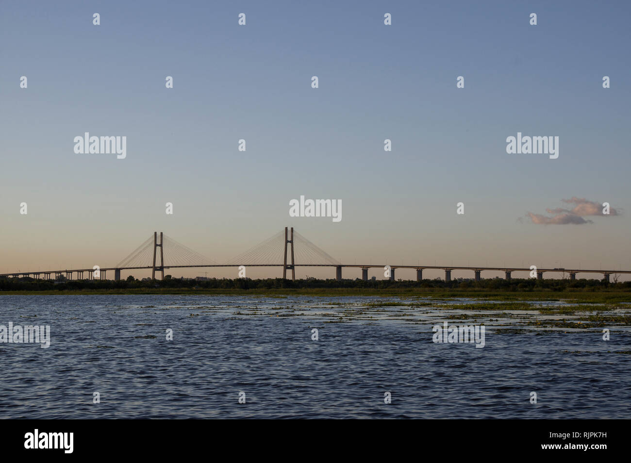 Puente Rosario-Victoria, el Puente Rosario-Victoria, cruza el río Paraná entre las ciudades argentinas de Rosario y Entre Ríos Foto de stock