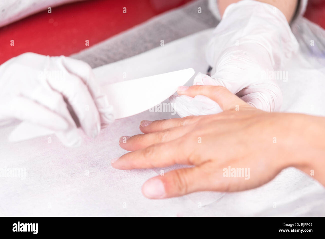 Proceso de manicura profesional, esteticista uñas de archivo a un cliente . Foto de stock