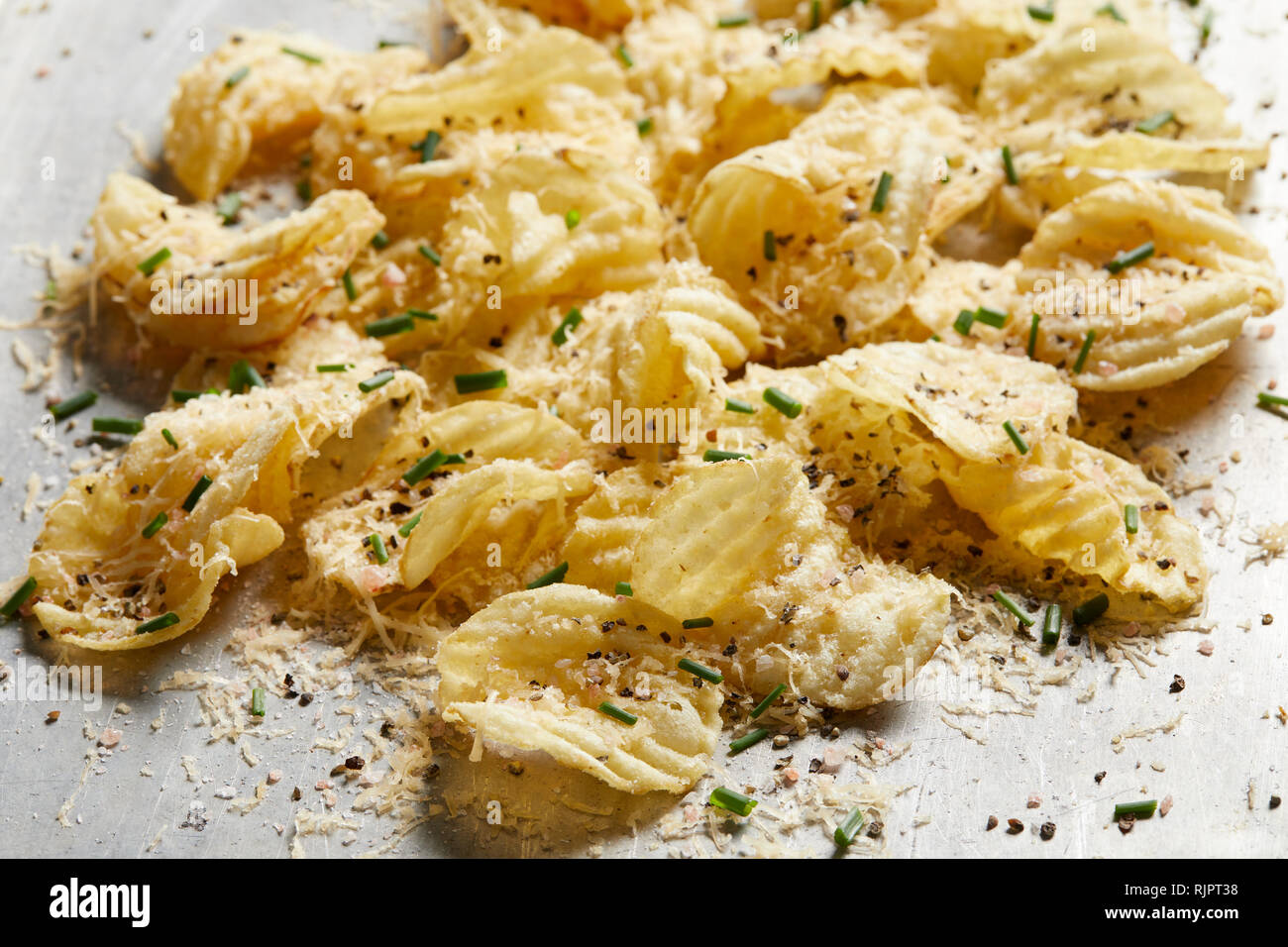 Patatas fritas con cebolla verde y humo gouda Foto de stock