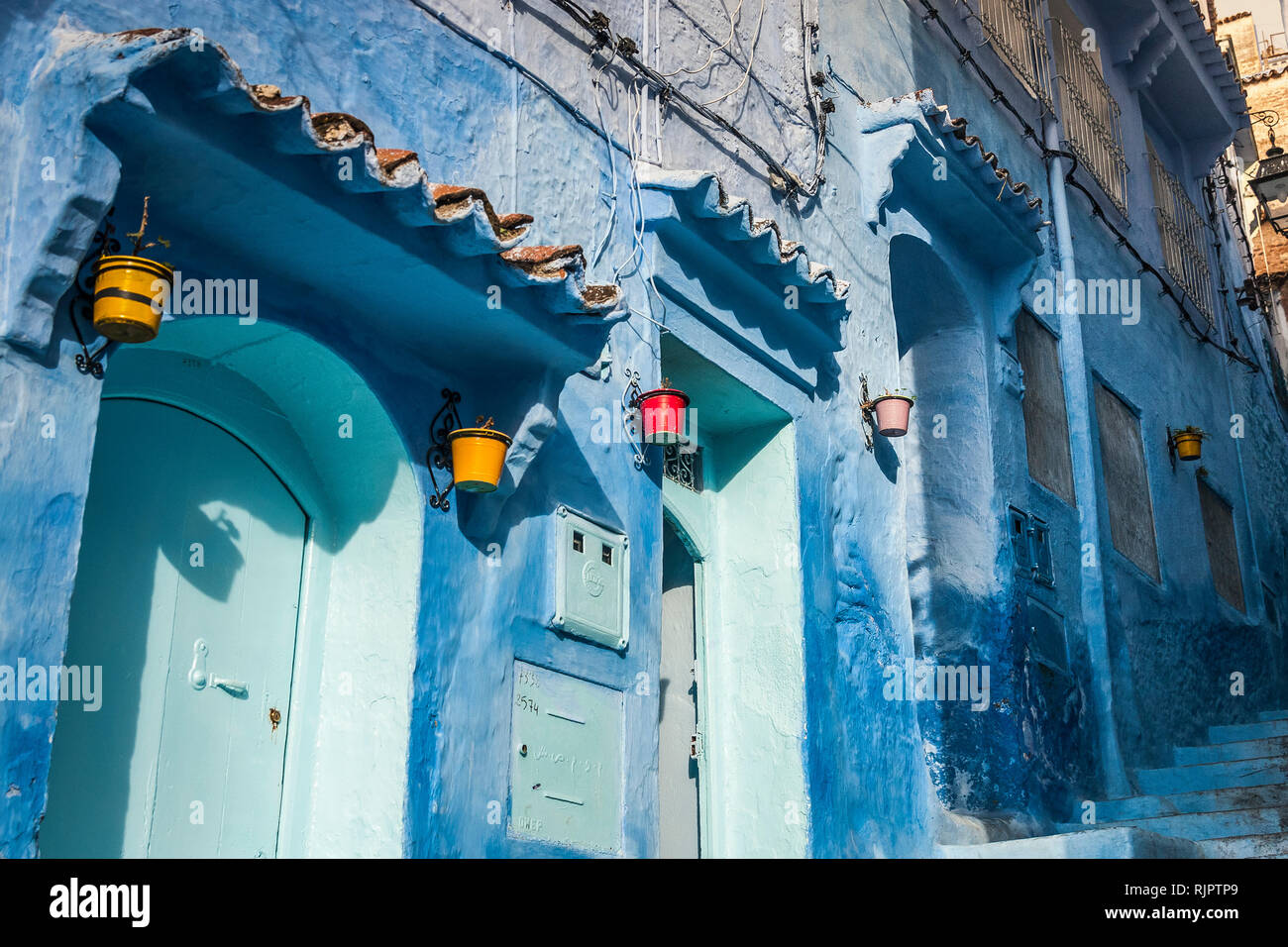 Los exteriores de la casa pintada de azul en la escalera, detalle, Chefchaouen, Marruecos Foto de stock