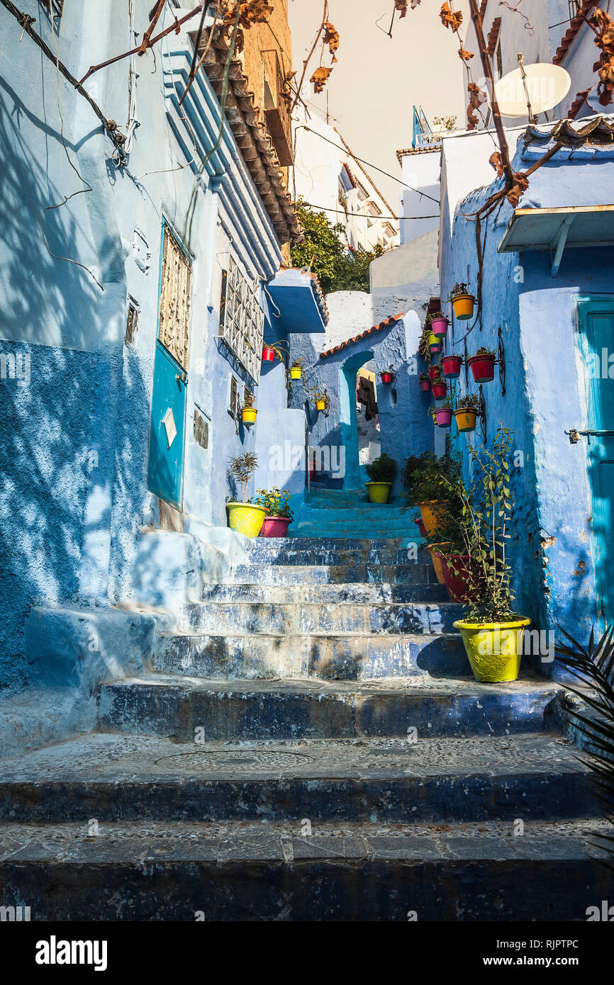 Los exteriores de la casa pintada de azul en la escalera, Chefchaouen, Marruecos Foto de stock
