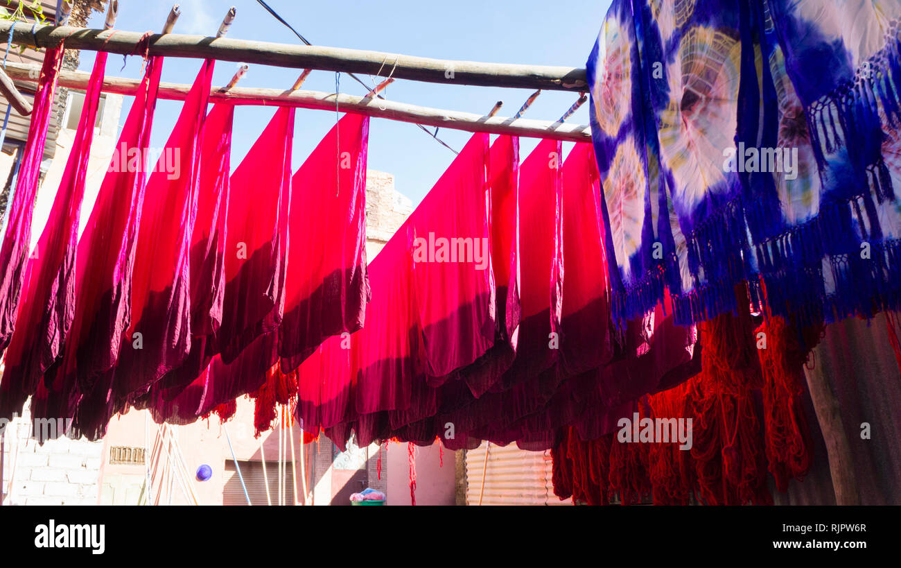 Productos textiles teñidos colgado a secar, Marrakech, Marruecos Fotografía  de stock - Alamy