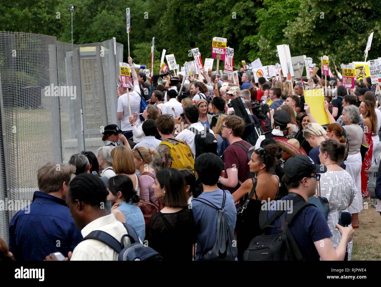 La protesta, alrededor de la residencia del embajador estadounidense en Londres, la visita al Reino Unido del Presidente de los Estados Unidos, Donald Trump, julio de 2018. Foto de stock