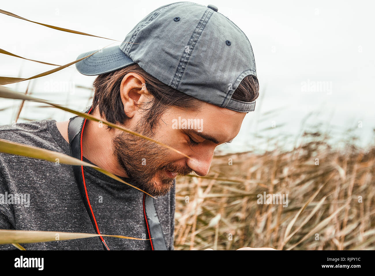 Llevando gorra hacia atrás fotografías e imágenes de alta resolución - Alamy