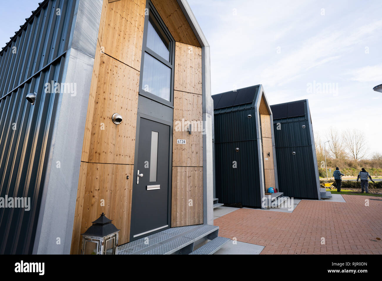 Diminutas Casas en Nijkerk, Países Bajos. Junto con la corporación de la vivienda, la empresa constructora hizo casitas para una persona hogar. Foto de stock