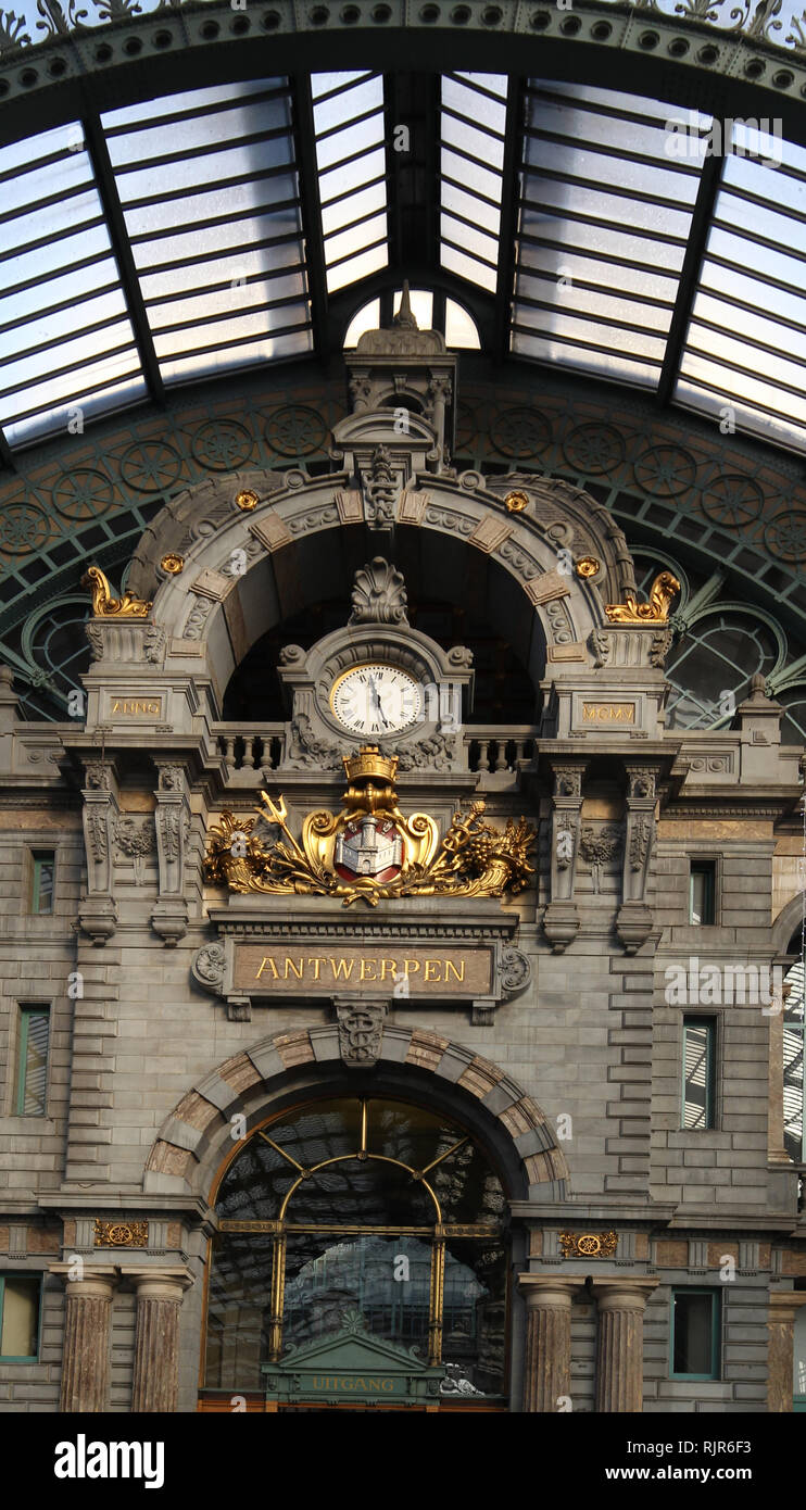 AntwerpenCentraal, Amberes Central es la principal estación de trenes