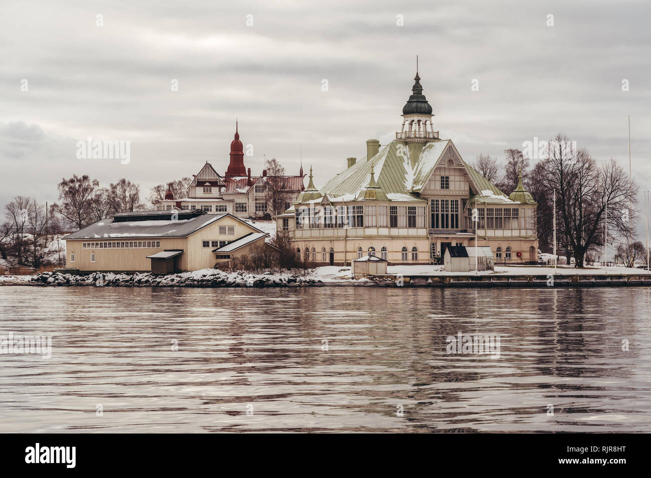 La casa club del club náutico fuera de Helsinki, Finlandia, en una pequeña isla en la formación de un día de invierno Foto de stock