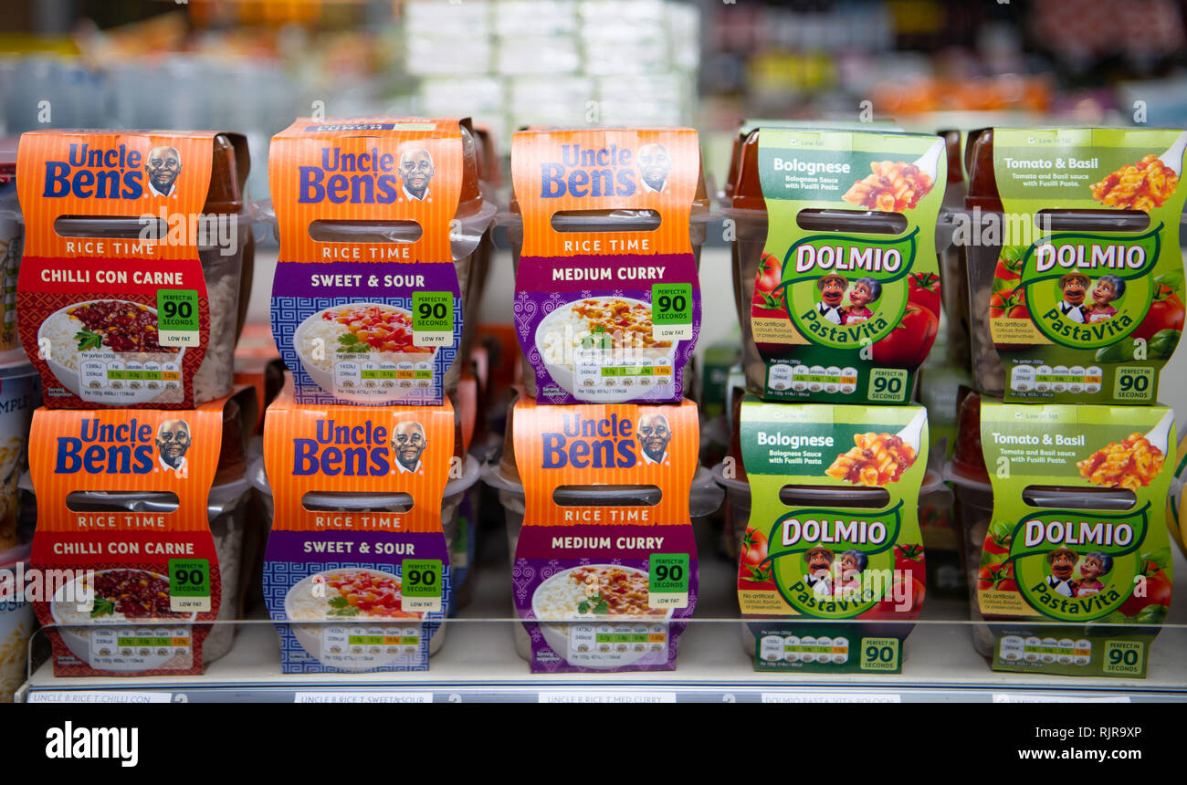 Una selección de pasta y arroz caldero de platos preparados a la venta en  una tienda de supermercados en el Reino Unido Fotografía de stock - Alamy