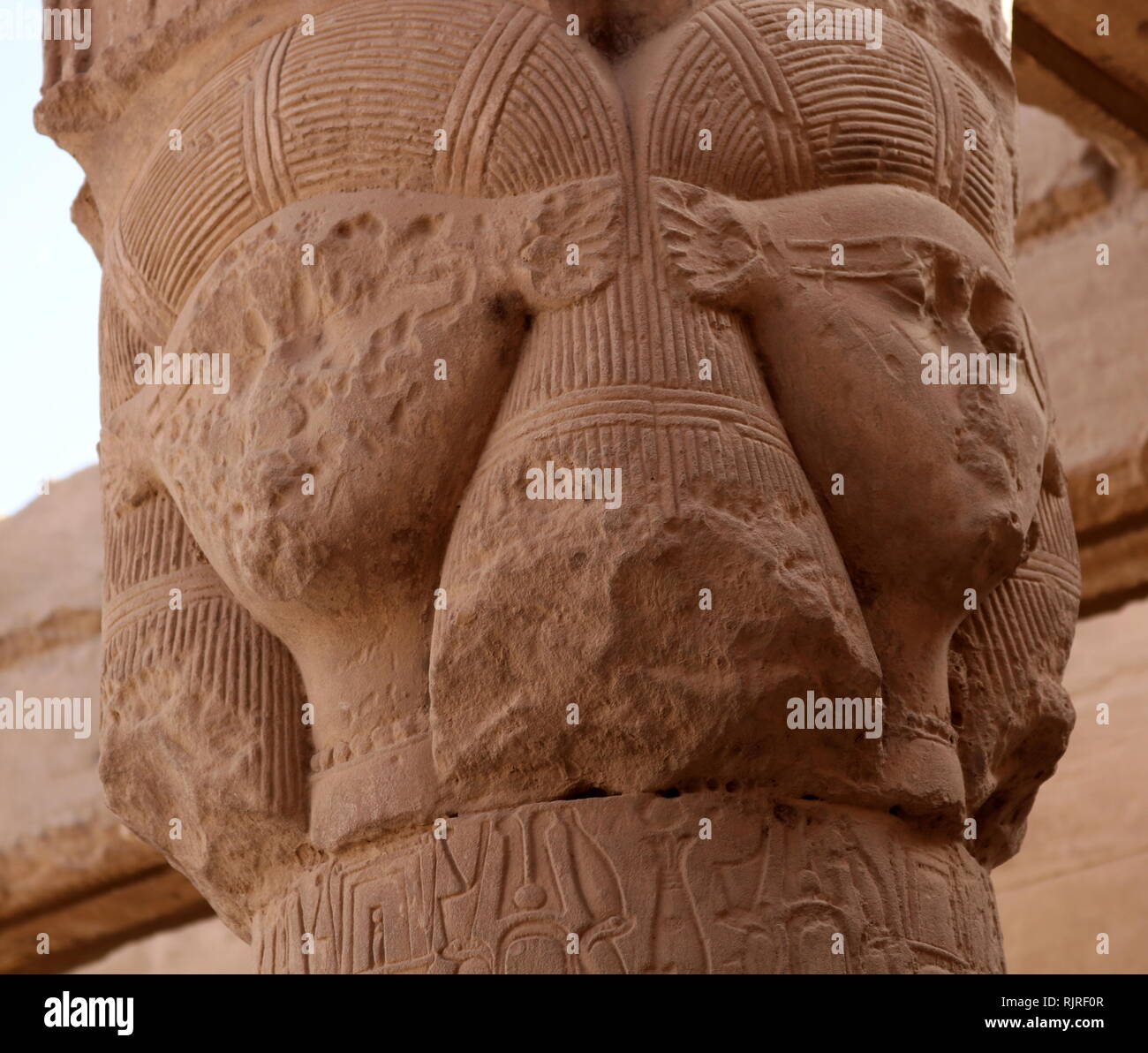 Hathor capital, columna de piedra tallada del templo de Hathor de Dendera, Egipto Foto de stock