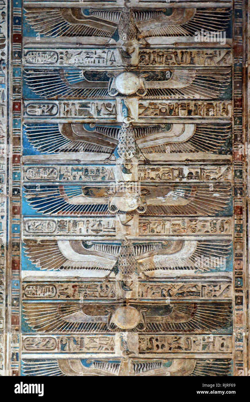 El techo de la sala hipóstila salen en primer lugar, en el templo de Hathor de Dendera, Egipto Foto de stock