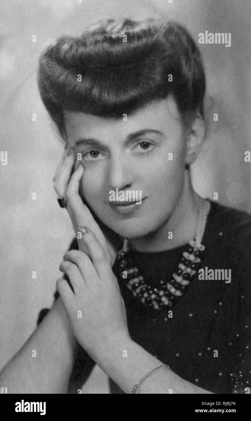 Inglés de moda joven mujer de treinta años; 1945 Foto de stock