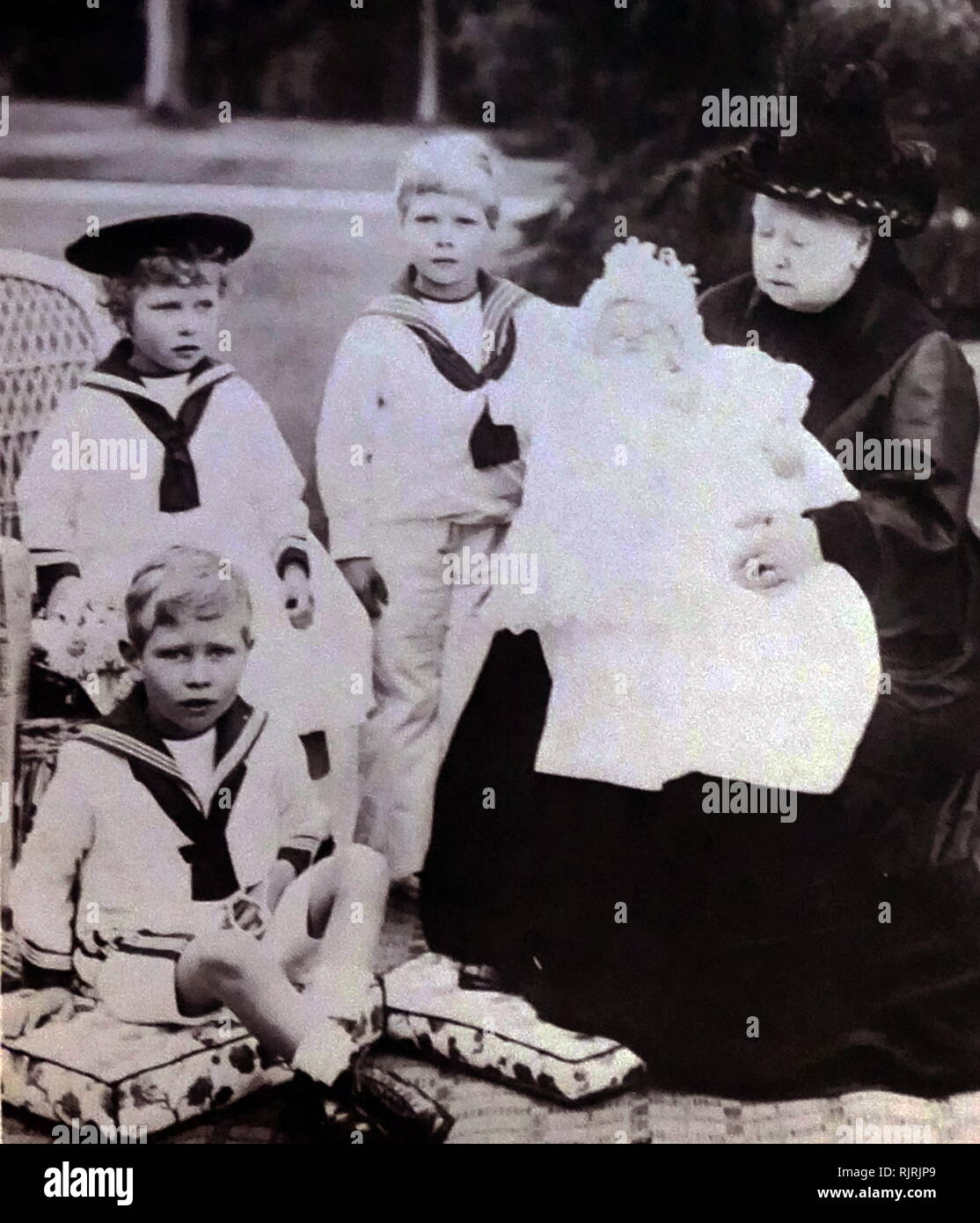 En 1899 la reina Victoria, con sus nietos (de izquierda a derecha), el Príncipe Alberto, la Princesa María, Prince Edward, y el Príncipe Enrique. El Príncipe Alberto, quien más tarde fue el Rey Jorge VI, la Princesa María, se convirtió en la Princesa Real; el Príncipe Eduardo, más tarde fue el Rey Eduardo VIII y se convirtió en príncipe Henry, Duque de Gloucester. Foto de stock