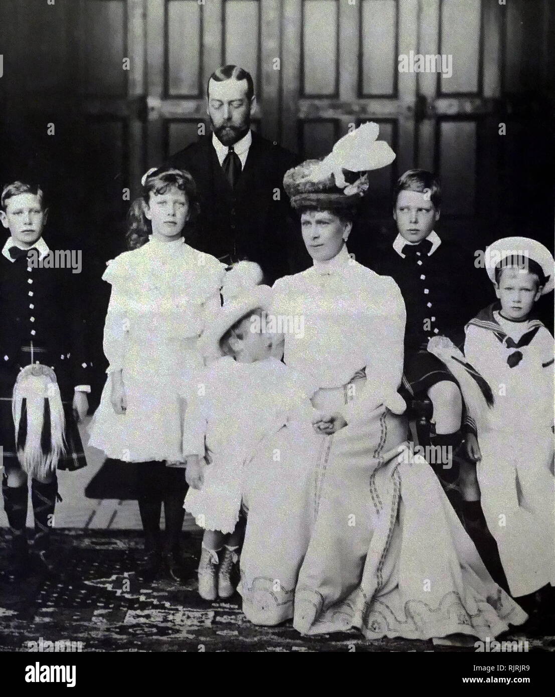 De izquierda a derecha: la familia real británica, Albert, (futuro Rey George VI), la Princesa María, en Prince George (más tarde George V), en Prince George (más tarde Duque de Kent), futuro Queen Mary, el Príncipe David, (más tarde Rey Eduardo VIII), y el Príncipe Enrique (posteriormente Duque de Gloucester. 1903 Foto de stock