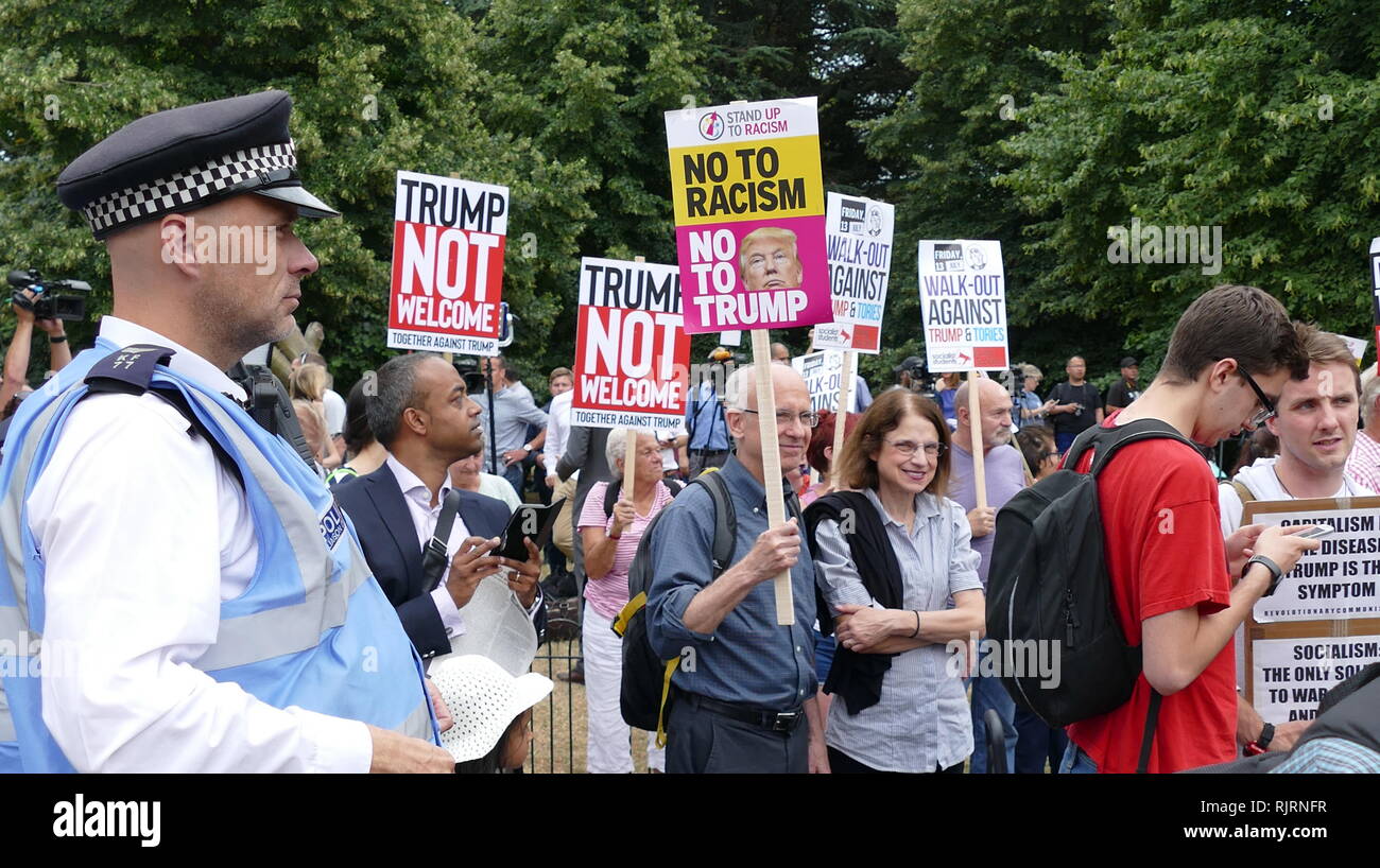 La protesta, alrededor de la residencia del embajador estadounidense en Londres, la visita al Reino Unido del Presidente de los Estados Unidos, Donald Trump, julio de 2018. Foto de stock