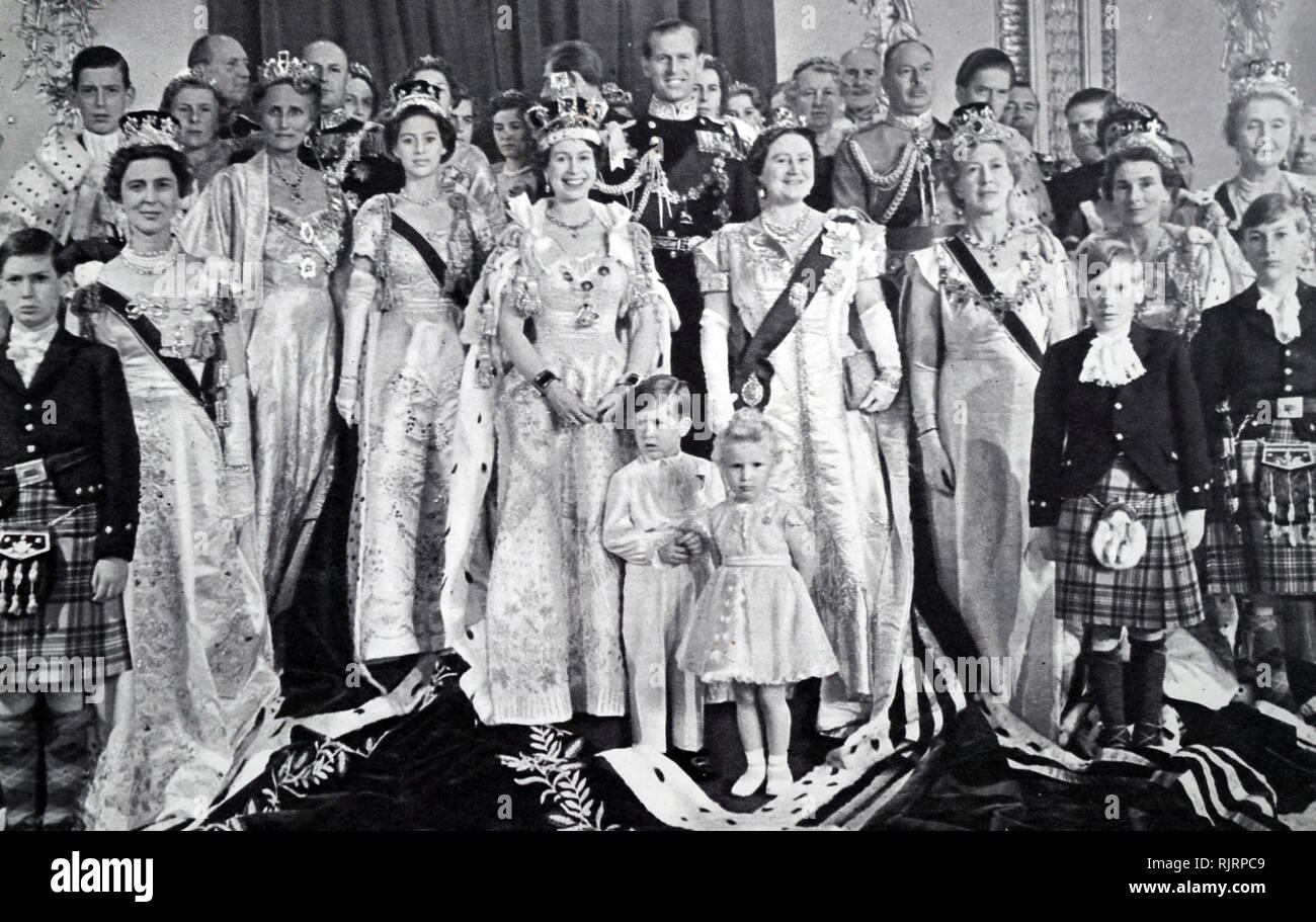 La coronación de la reina Isabel II del Reino Unido, tuvo lugar el 2 de junio de 1953 en la Abadía de Westminster, Londres. El grupo familiar en el Palacio de Buckingham. (De izquierda a derecha) El Príncipe Michael, el duque de Kent, la duquesa de Kent, Crown Princess Marthe de Noruega, el Príncipe Heredero Olaf de Noruega, la Princesa Margarita, la Reina, el Duque de Edimburgo, el Príncipe Carlos, la Princesa Ana, La Reina Elizabeth, la Reina Madre, el conde de Athlone, el Duque de Gloucester, la Princesa Real, el conde de Harewood, Richard Prince, la duquesa de Gloucester, el príncipe Guillermo y la Princesa Alicia, la Condesa de Athlone.&&#13;#10; Foto de stock