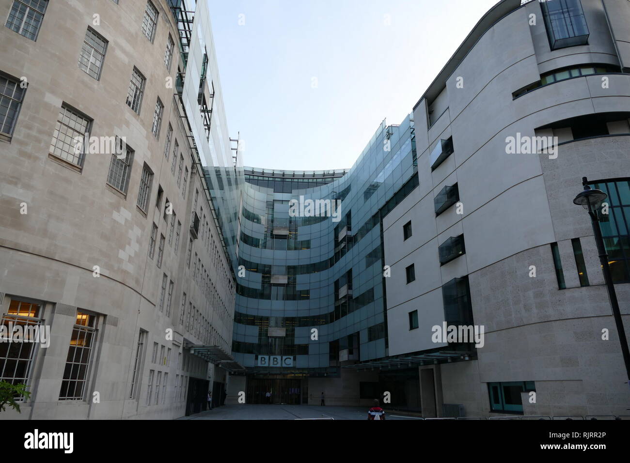 Broadcasting House, sede de la BBC, en Londres. La primera emisora de radio  desde el edificio fue realizado el 15 de marzo de 1932. El edificio  principal es de estilo Art Decó,