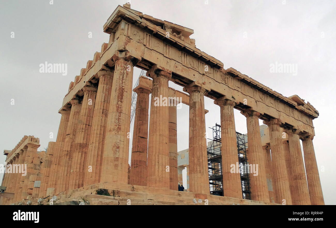 La Acrópolis de Atenas, incluyendo el Partenón. Siglo V a.c. Foto de stock