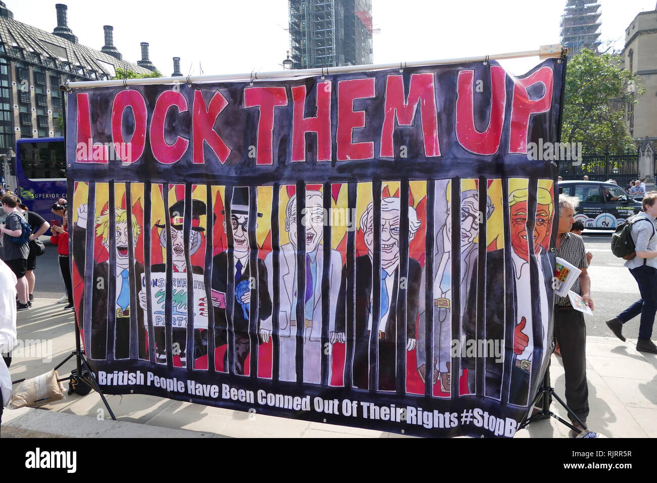 Banner Anti-Brexit Anti-Trump; protesta; Londres, Inglaterra en 2018. Imagen muestra: Boris Johnson, William Rees-Mogg y David Davis (Pro-Brexit dirigentes) y el Presidente de los Estados Unidos, Donald Trump tras las rejas. Foto de stock