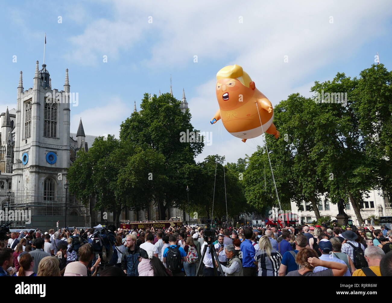 Durante una visita oficial al Reino Unido por el Presidente de los Estados Unidos, Donald Trump, una caricatura de inflables Trump fue volado en protesta contra él. El globo fue volado sobre Parliament Square, Londres, el 13 de julio de 2018. Los 6 metros (20 pies) de altura, lleno de helio inflables de plástico, también conocida como 'globo' o 'blimp', fue diseñado por Matt Bonner y construido por imaginar hinchables de Leicester. Foto de stock