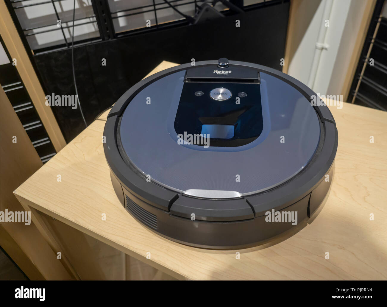 Una pantalla de iRobot Roomba la aspiradora en una tienda en Nueva York el  martes, 5 de febrero de 2019. iRobot lanzamiento está programado para el  cuarto trimestre ganancias después de la