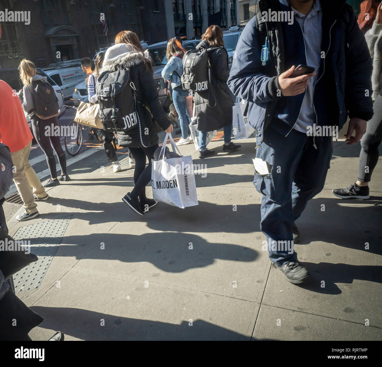 Las mujeres con Steve Madden marca de bolsas y mochilas en el barrio Soho  de Nueva York, el martes, 5 de febrero de 2019. (© Richard B. Levine  Fotografía de stock - Alamy