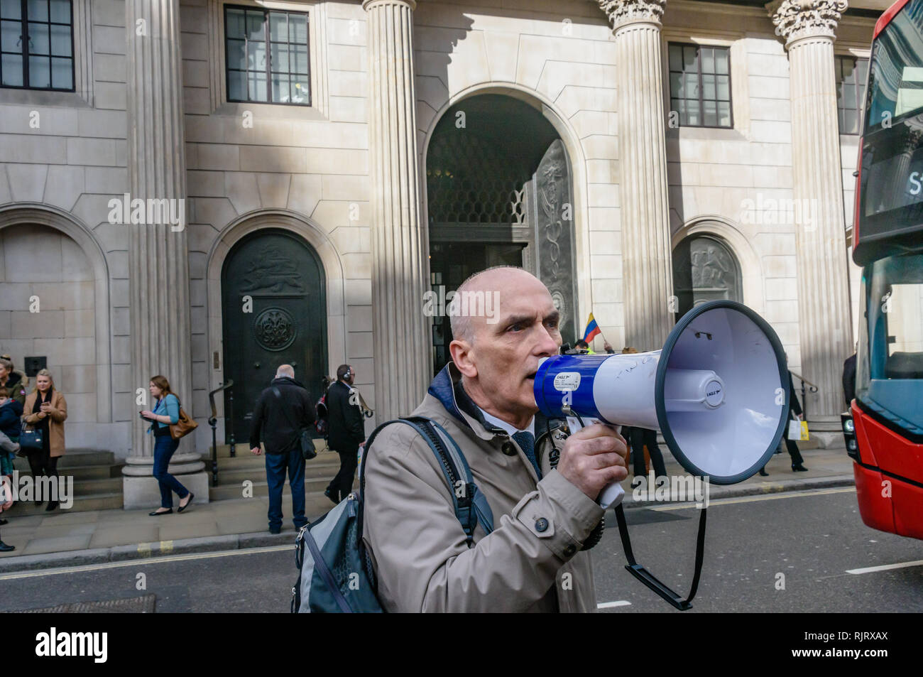 Londres, Reino Unido. El 7 de febrero de 2019. Trabajo MP Chris Williamson, habla en la protesta organizada por la Campaña de Solidaridad con Venezuela exhorta al Banco de Inglaterra para devolver los 1.300 millones de dólares de oro venezolano (31 toneladas) para el gobierno venezolano. El líder de la oposición derechista Juan Guaido, ilegítimamente reconocidos por nuestro gobierno como presidente, ha escrito a Theresa pueden pedir los fondos para ser enviados a él. Peter Marshall/Alamy Live News Foto de stock