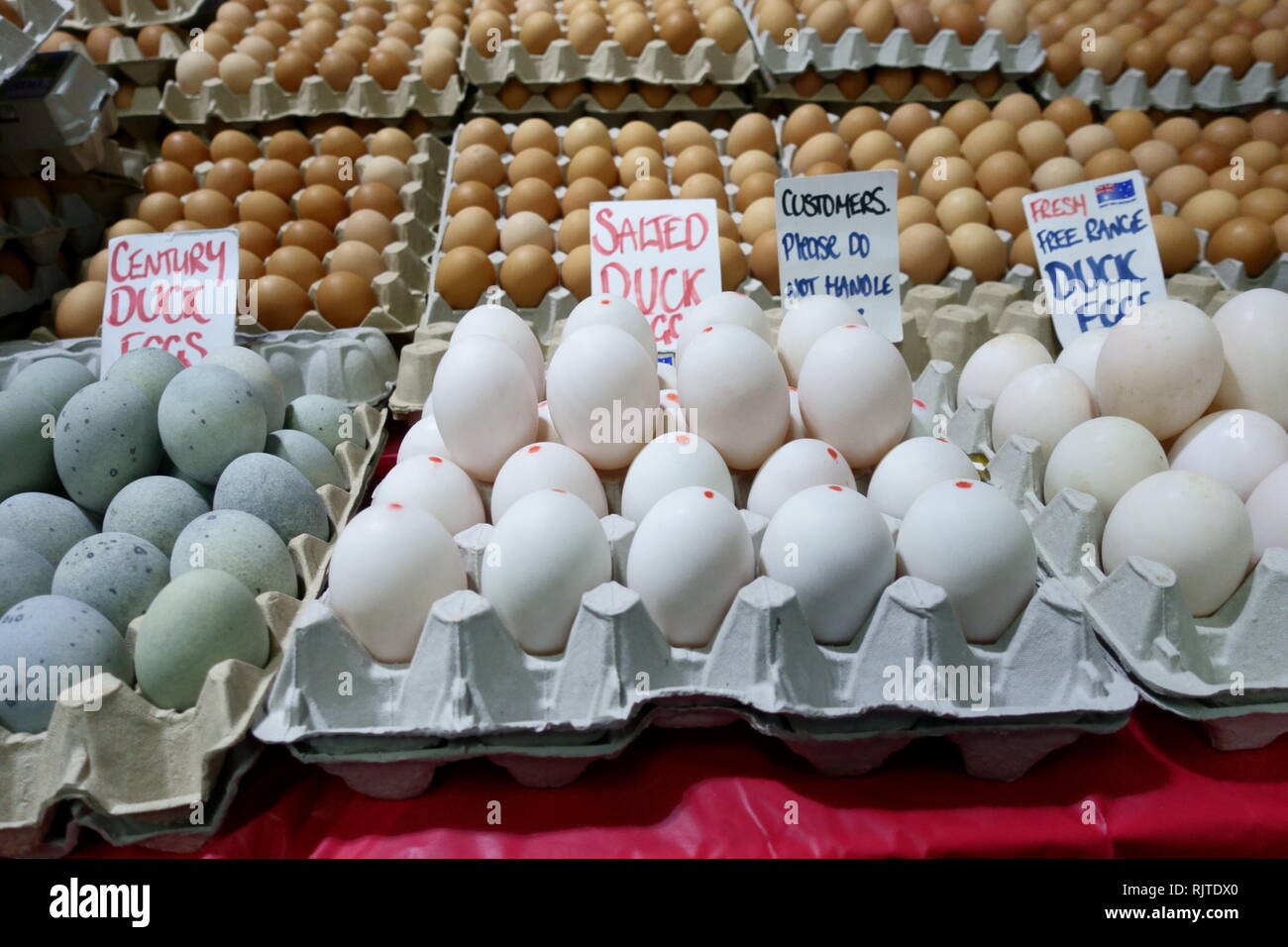 Pato pollo y huevos para la venta en el mercado Foto de stock