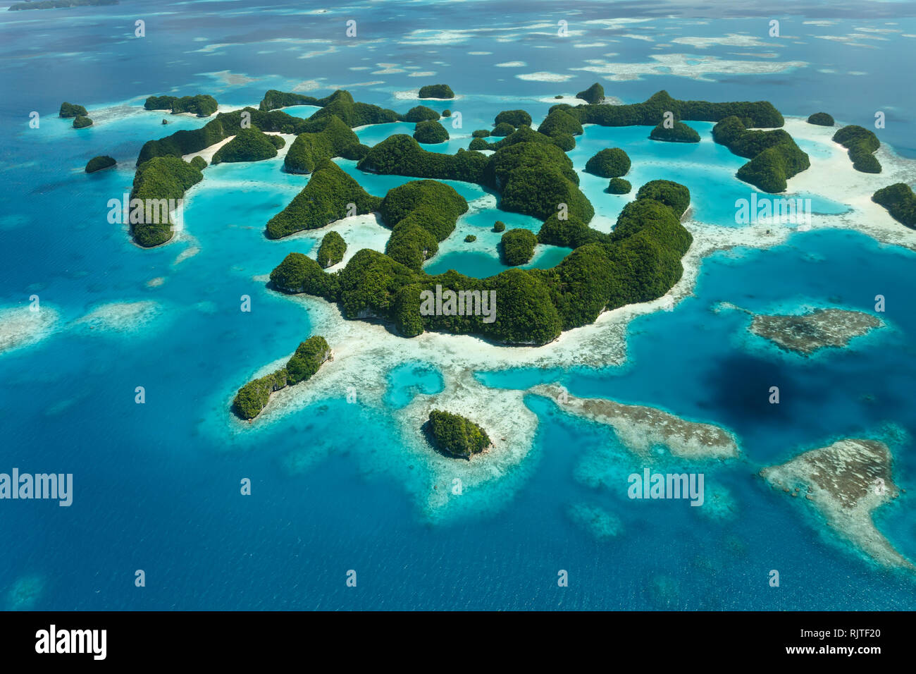 Vista aérea de los arrecifes de coral en el reino de Palau Foto de stock