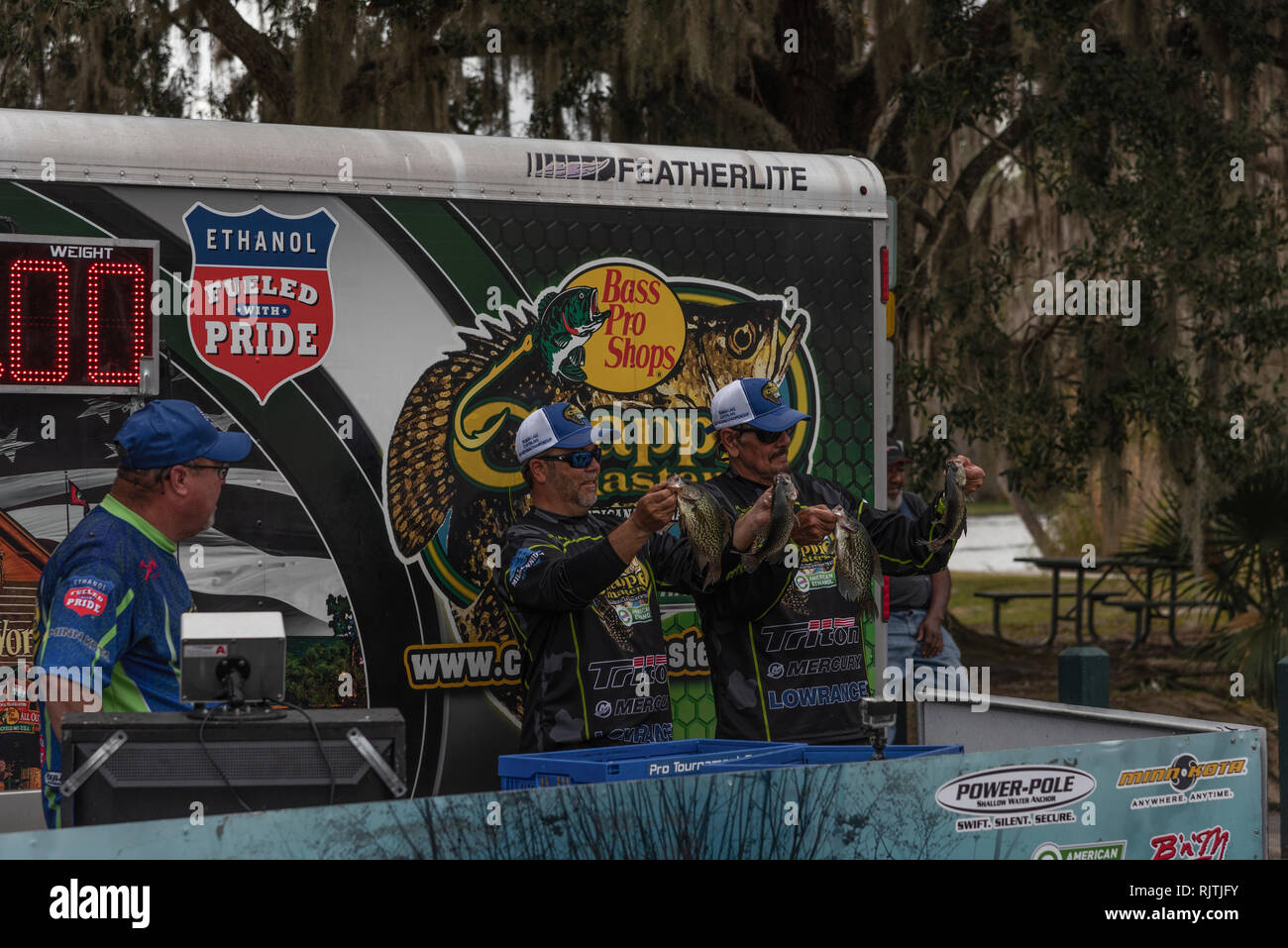 Torneo de Pesca Crappie pesaje situado en la Ed Stone Park rampa de varado en Volusia County, Florida Foto de stock