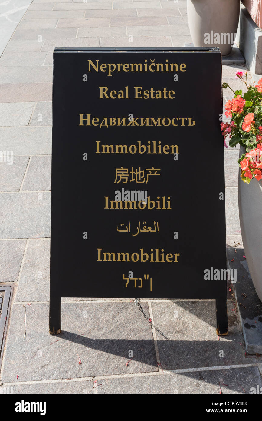 La palabra real estate en diferentes idiomas Foto de stock