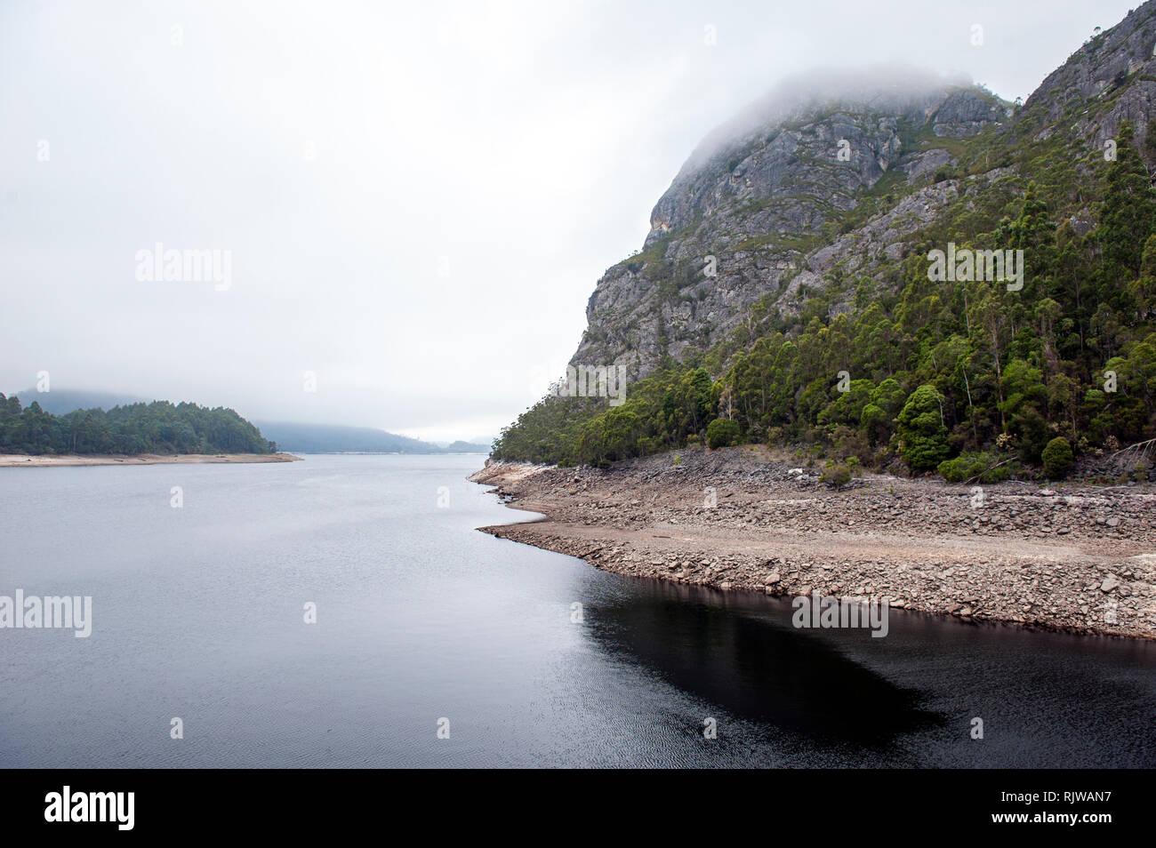 El lago de Mackintosh, un depósito que forman parte del plan de Hydro Electric Pieman cerca Tullah en Tasmania. Foto de stock