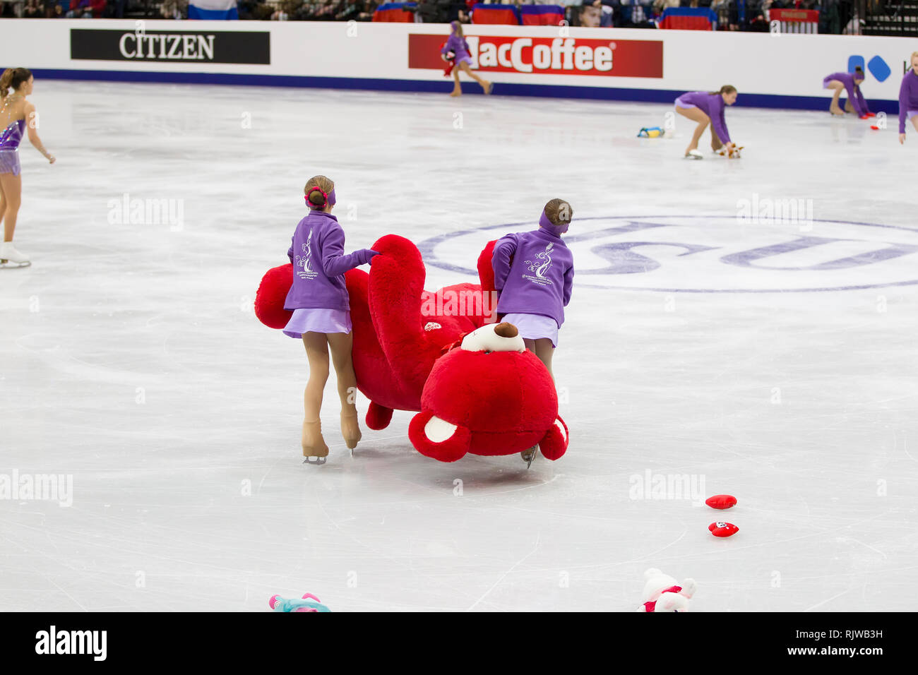 Bielorrusia, Minsk, Ice Arena, 25 de enero de 2019. Campeonato europeo de  Patinaje Artístico.patinaje sobre hielo. Recolectar juguetes pequeños  patinadores sobre hielo Fotografía de stock - Alamy