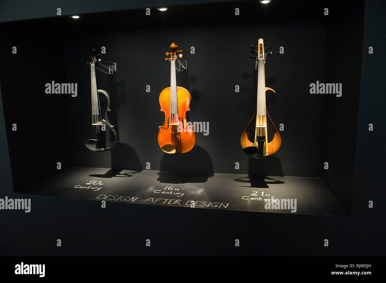 Italia Lombardía Triennale de Milán - Palazzo Turati - XXI Triennale Design - miusical modernos instrumentos. Diseño de Yamaha Exibition - & Joy Foto de stock