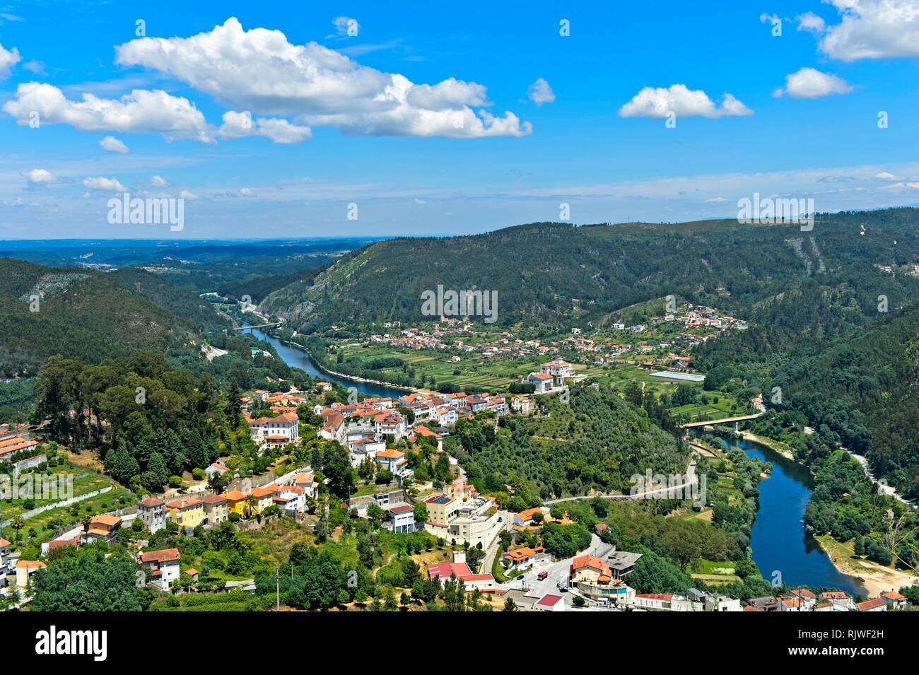 Vista desde el mirador Penedo de Castro a la ciudad Penacova en el río Mondego, Penacova, distrito de Coimbra, Portugal Foto de stock