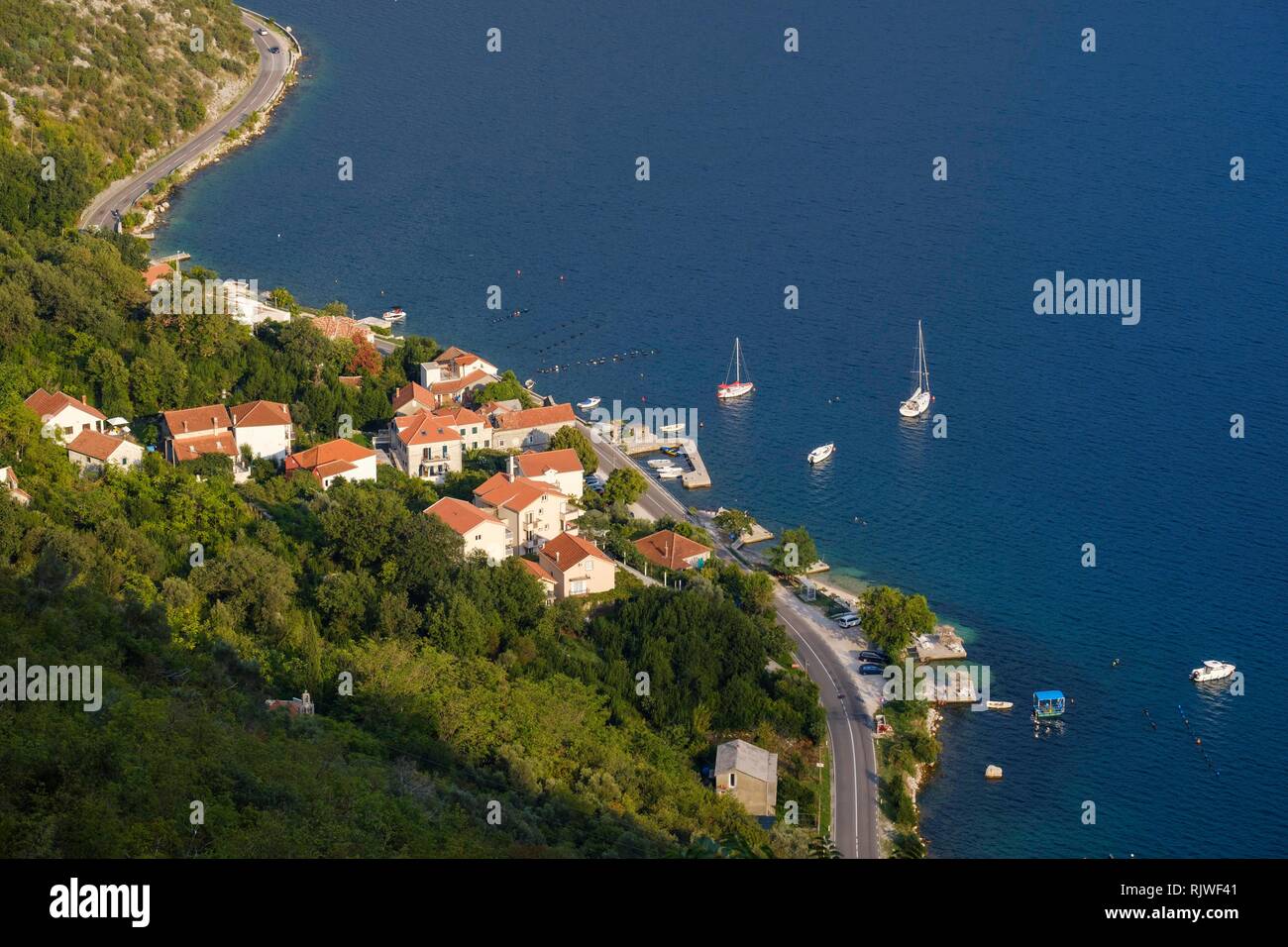 Aldea Gect, bahía de Kotor, Provincia Kotor, Montenegro Foto de stock