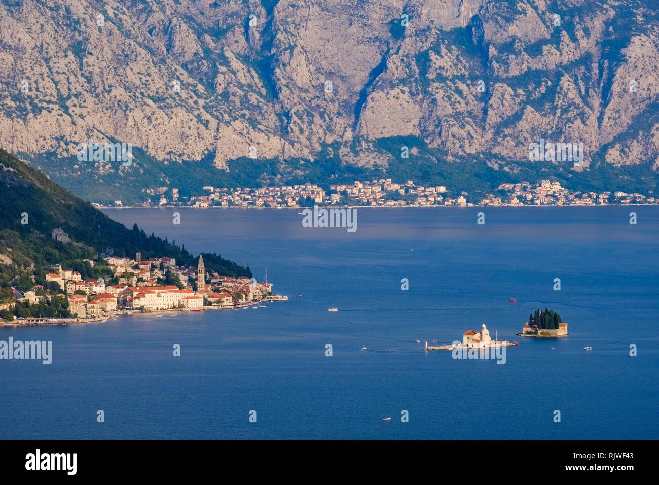 Perast e islas de Sveti Dorda y Gospa od Skrpjela, bahía de Kotor, provincia de Kotor, Montenegro Foto de stock