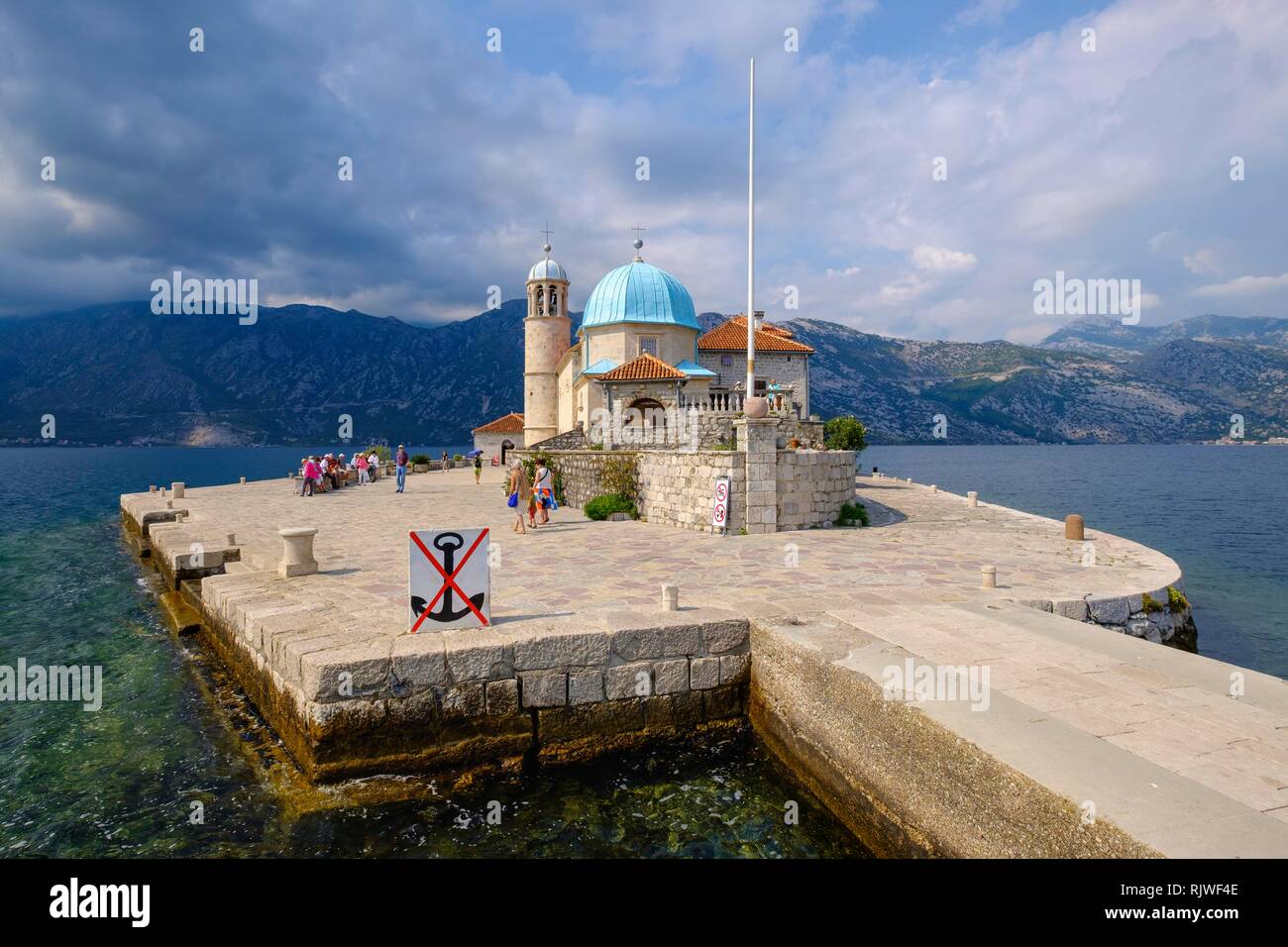 La iglesia de peregrinación de la isla de Maria de la roca, Gospa od Skrpjela, bahía de Kotor, provincia de Kotor, Montenegro Foto de stock