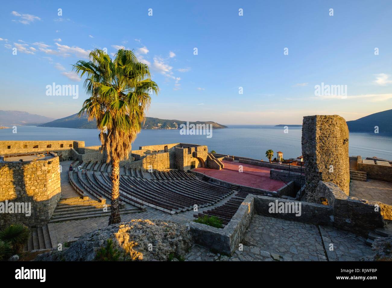 Escenario al aire libre en Kanli-Kula fortaleza, Herceg Novi, la bahía de Kotor, Montenegro Foto de stock