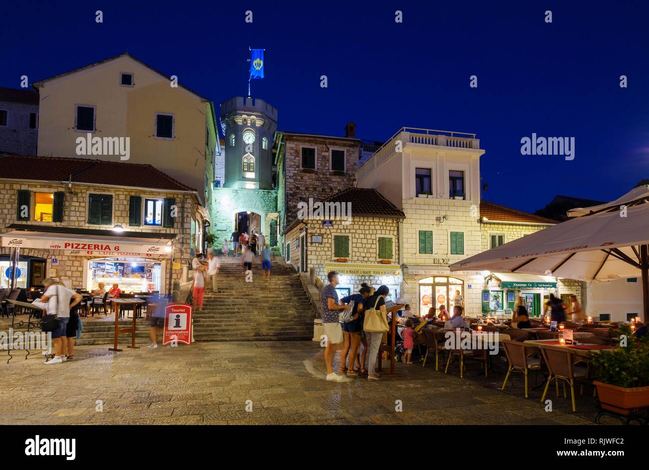 Torre del reloj en la Ciudad Vieja, Herceg Novi, bahía de Kotor, Montenegro Foto de stock