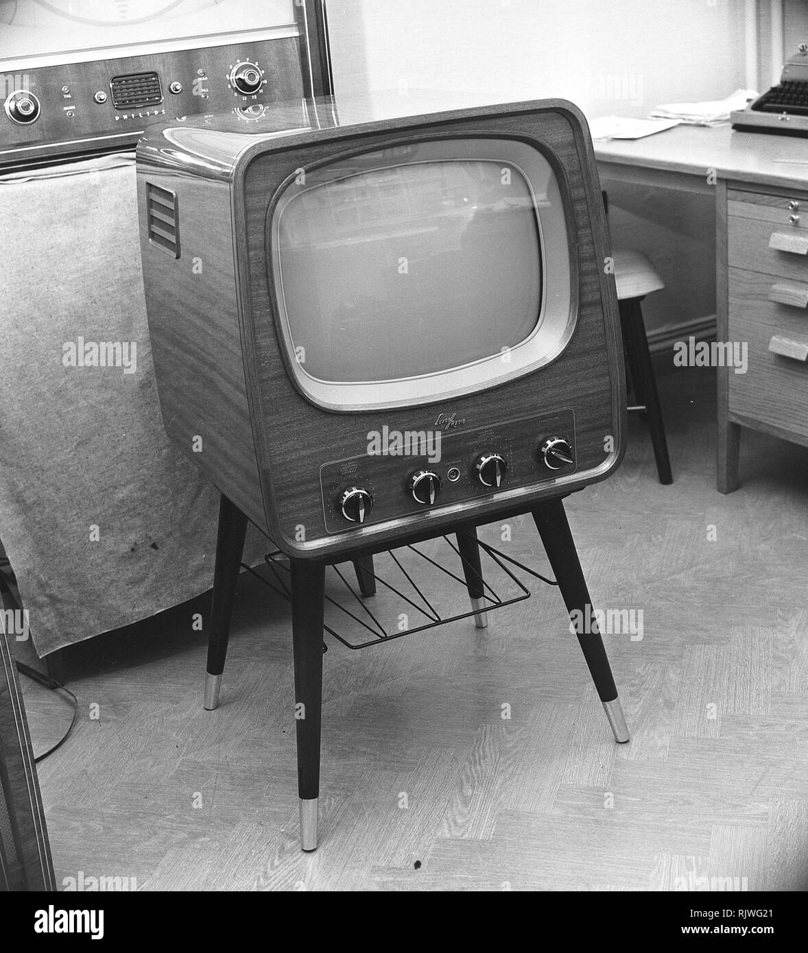 La televisión en la década de 1950. Un televisor de Luxor que estaba  disponible para los clientes en 1957. Un típico diseño 1950 con una caja de  madera de pie en las