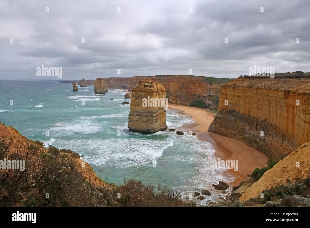 Visitar Australia. Scénic con dirección y vistas a lo largo de la Great Ocean Road y los Doce Apóstoles Foto de stock
