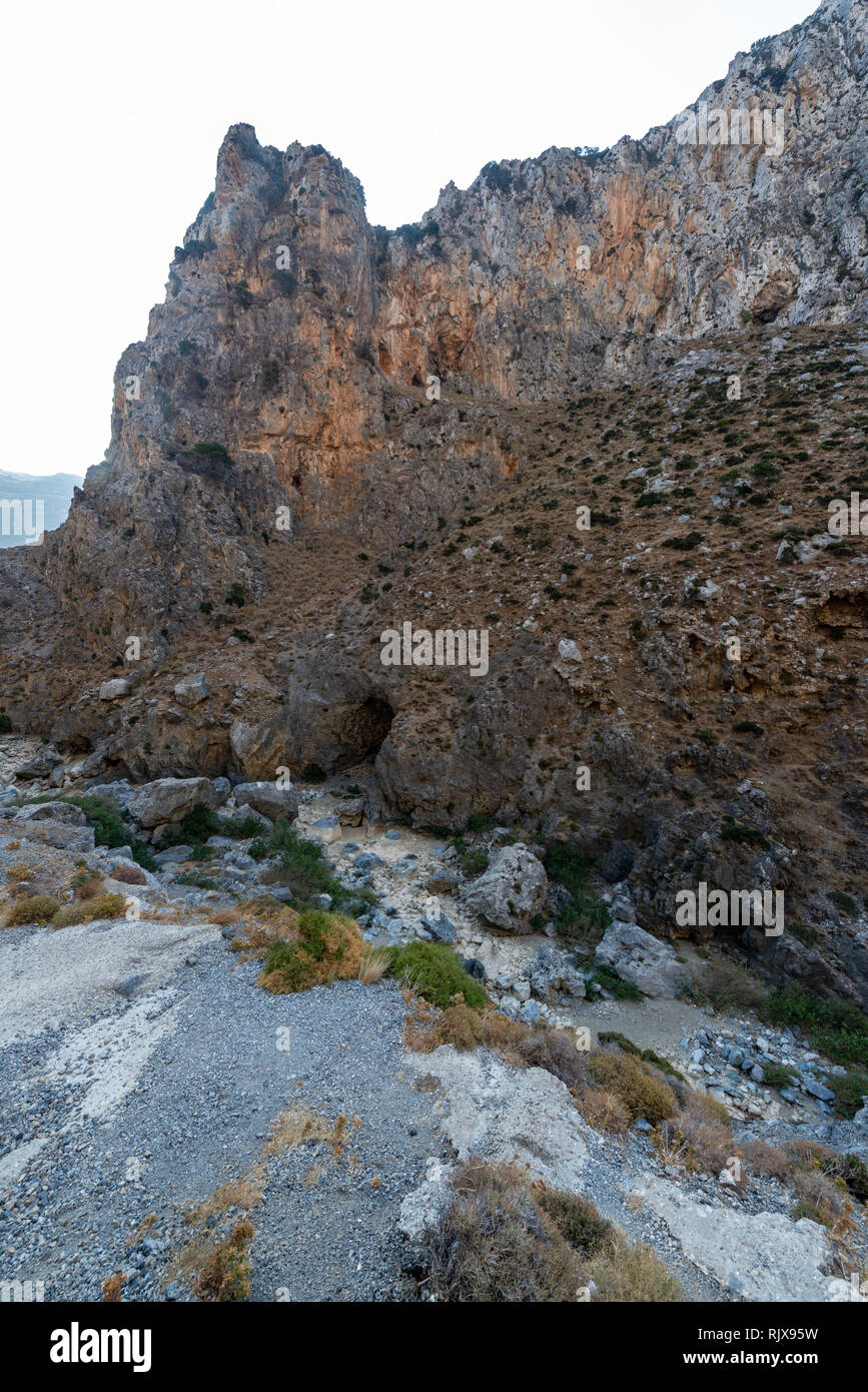 Rockface y pico de montaña en las montañas de Creta. Foto de stock