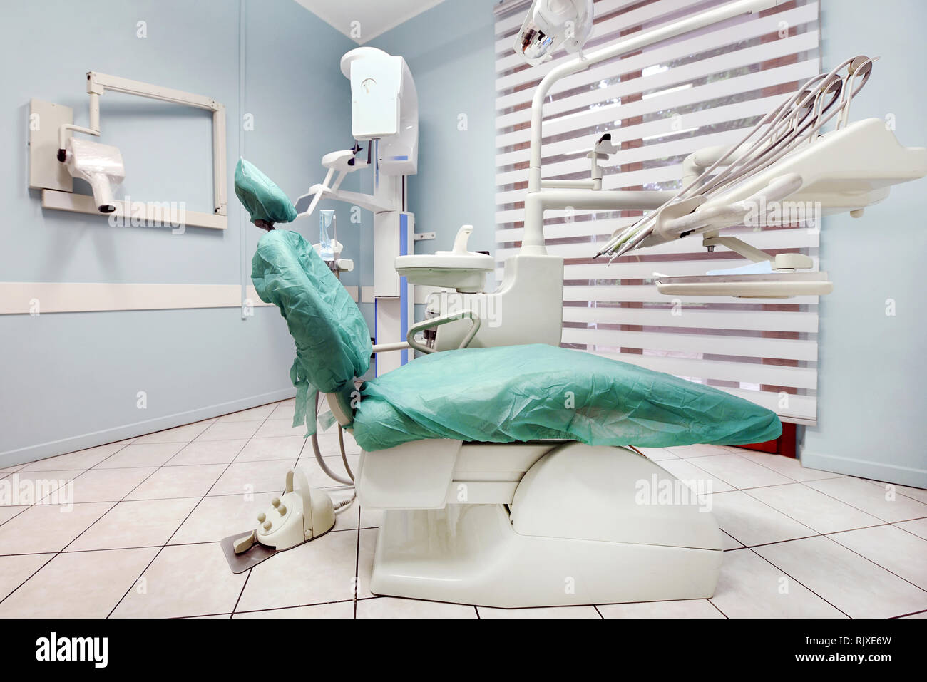 Dentista vacía cirugía con camilla de examen y equipos médicos y de salud en un concepto Foto de stock