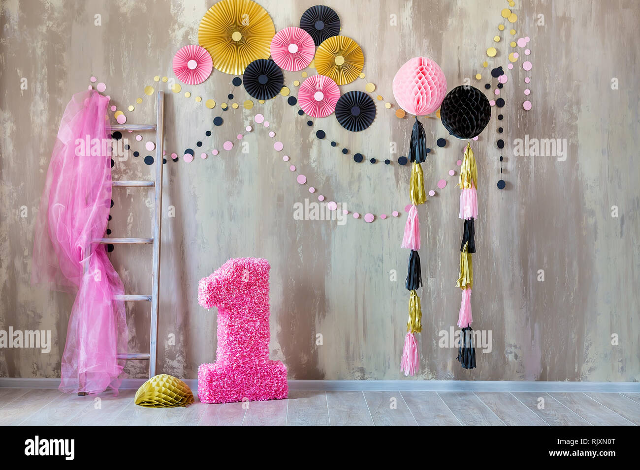 Studio escena para celebrar el cumpleaños del niño de un año de edad con  elegante decoración elegante decoración de pared Fotografía de stock - Alamy