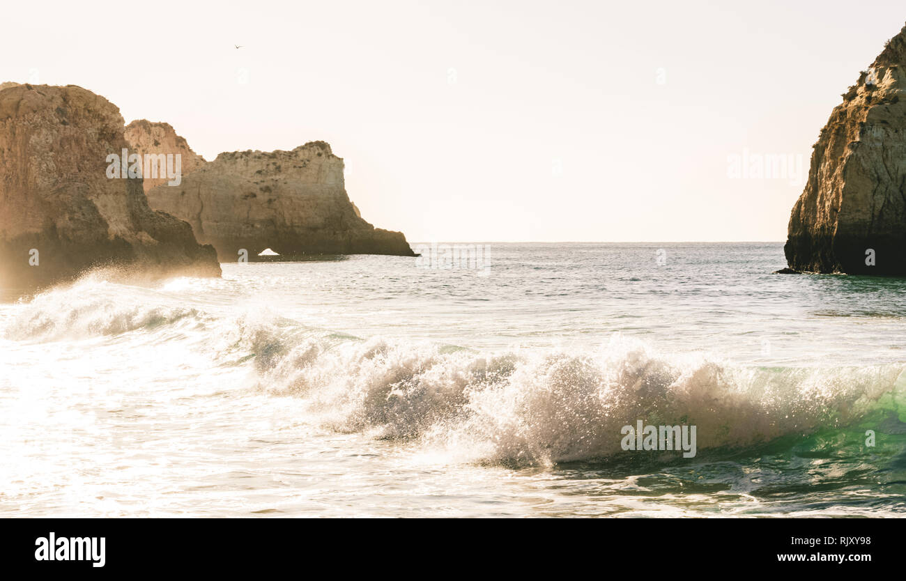Nivel bajo vista de olas rompiendo en la orilla, Alvor, Algarve, Portugal, Europa Foto de stock