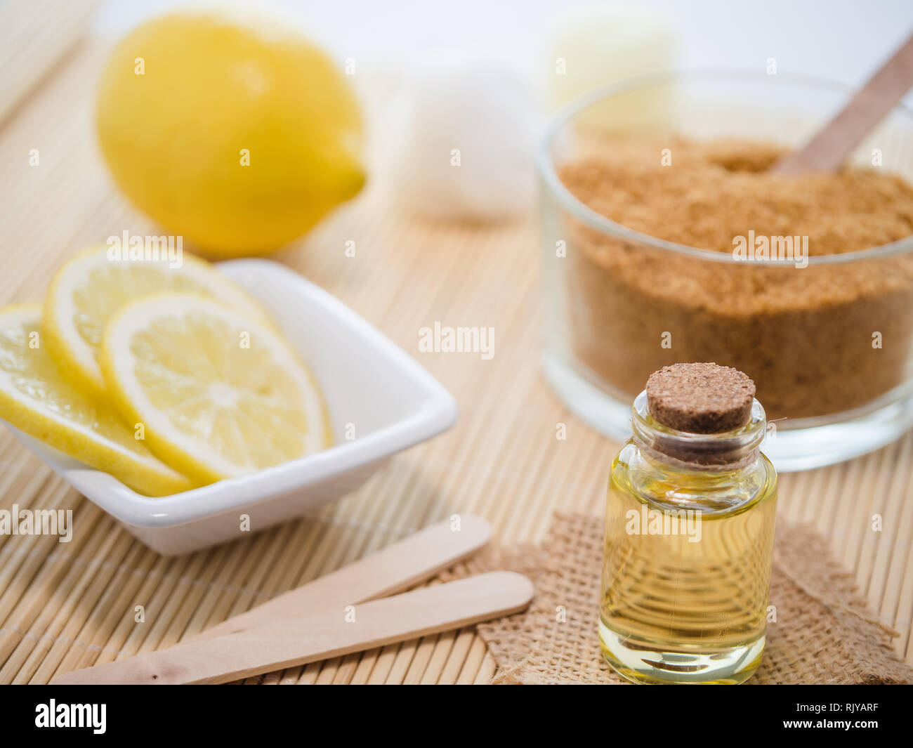 Productos naturales para el cuidado de la piel para máscara corporal  exfoliante ingredientes: jugo de limón, azúcar moreno, aceite de almendras  Fotografía de stock - Alamy